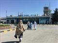  اشخاص يصلون لصالة السفر المحلي في مطار حامد كرزاي