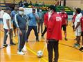 وزير الرياضة ينفذ ركلة بداية مباراة للرواد في بورسعيد