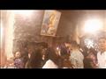 إنارة الشموع وأيقونات العائلة المقدسة في دير جبل درنكة بأسيوط