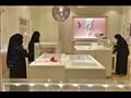 نساء سعوديات يبعن المجوهرات في أحد المراكز التجاري