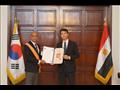 السفير الكوري يُكرم أسرة الفولي بنوط الرياضة (4)