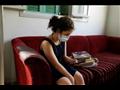 التمليذة اللبنانية باميلا (11 عاما) تستخدم هاتف وا