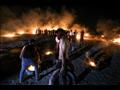 محتجون فلسطينيون يحرقون إطارات خلال تظاهرة على الس