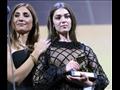 أودري ديوان وأناماريا فارتولومي مع جائزة الأسد الذهبي من مهرجان فينيسيا - صورة من epa (2)