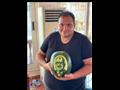 شيف ينحت صورة الراحل محمود العربي على قشر البطيخ 
