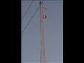شاب يتسلق برج اتصالات 