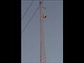 شاب يتسلق برج اتصالات 