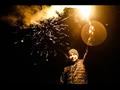 رجل يحمل شعلة خلال احتفالات العام الجديد في كراكوف ببولندا