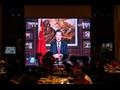 صينيون يتناولون العشاء في مطعم ببكين أثناء بث خطاب الرئيس الصيني شي جين بينج بمناسبة العام الجديد