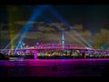 عرض ضوئي يضيء برج سكاي تاور وجسر هاربور في أوكلاند بنيوزيلندا بدلًا من عرض الألعاب النارية التقليدي