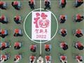 طلاب مدارس ابتدائية في الصين يحتفلون بالعام الجديد بكتابة حرف fu ويعني حظا سعيدا