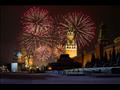 ألعاب نارية قُرب الكرملين وكاتدرائية كاتدرائية القديس باسيل مع بقاء الساحة الحمراء فارغة بسبب القيود الوبائية خلال احتفالات رأس السنة الجديدة في موسكو