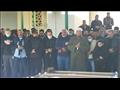 محمد زيدان يؤدي صلاة الجنازة على والده