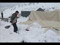 عاصفة ثلجية تدفن خيام اللاجئين في سوريا