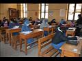 طلاب أولى ثانوي يؤدون امتحان العربي للترم الأول ورقيا "صور"