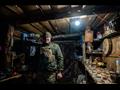جندي أوكراني داخل الخندق على الحدد