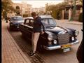 علاء مع إحدى السيارات الكلاسيكية