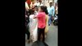 زوجة تضرب زوجها بشدة في السوق أمام الناس 