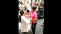 زوجة تضرب زوجها بشدة في السوق أمام الناس 
