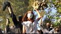 نساء يلوحن بحجاباتهن في الهواء أثناء الاحتجاجات ال