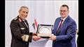 قائد القوات البحرية يرفع علم مصر على الفرقاطة العز