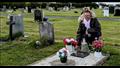 زارت قبر والدها لمدة 43 سنة.. اكتشفت مفاجأة غير مت