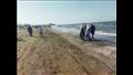 مواطنون يستمتعون بالويك إند على شواطئ بورسعيد