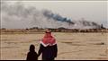 والد فاطمة وشقيقتها يشاهدان الدخان السام المنبعث م