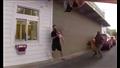 رجل يستخدم ابنه الرضيع كدرع واق من الشرطة الأمريكية