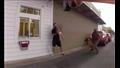  فيديو صادم.. رجل يستخدم ابنه الرضيع كدرع واق من الشرطة الأمريكية