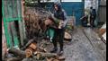أوكرانيا يخزّنون الحطب للصمود في الشتاء