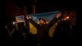 الأوكرانيين يحتفلون في خيرسون بعد انسحاب الروس