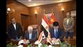 محافظ بورسعيد يوقع عقد إقامة مشروع تصنيع الجوارب