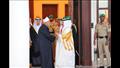 ملك البحرين يستقبل شيخ الأزهر في مطار قاعدة الصخير الجوية