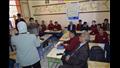 محافظ بورسعيد يجلس بين الطلاب في مدرسة القناة الإعدادية
