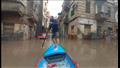برلماني يتجول بقارب صيد في شوارع الإسكندرية بعد غرقها بمياه الأمطار