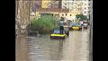 برلماني يتجول بقارب صيد في شوارع الإسكندرية بعد غرقها بمياه الأمطار