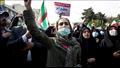 رجال ونساء إيرانيون يهتفون ويحملون لافتات في مظاهر