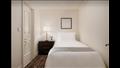 غرفة نوم صغيرة في جناح رويال فندق سانت ريجيس