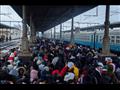 آلاف الأوكرانيين ينتظرون قطارات اللجوء