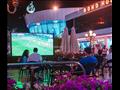 السائحون بشرم الشيخ يشاهدون مباراة مصر والكاميرون 