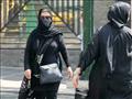 امرأتان تقطعان أحد شوارع العاصمة الإيرانية طهران