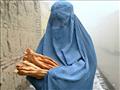 نقبة تحمل خبزا وزعته حملة أنقذوا الأفغان من الجوع 
