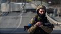 جندي أوكراني على مقربة من جسر مدمر في منطقة سومي