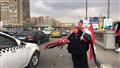 بائعة الأعلام أمام ستاد القاهرة الدولي