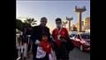 مشجع وحفيده خلال تشجيعهما لمنتخب مصر أمام السنغال