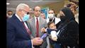 محافظ بورسعيد يوزع الحلوى على الصغار قبل التطعيم
