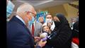 محافظ بورسعيد يوزع الحلوى على الصغار قبل التطعيم