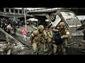 عسكريون أوكرانيون يساعدون مدنيين على إخلاء مدينة