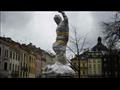 تمثال مغلّف في وسط مدينة لفيف في أوكرانيا 